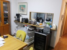 ハーフミラーガラスでフラットで美しいキッチン空間に